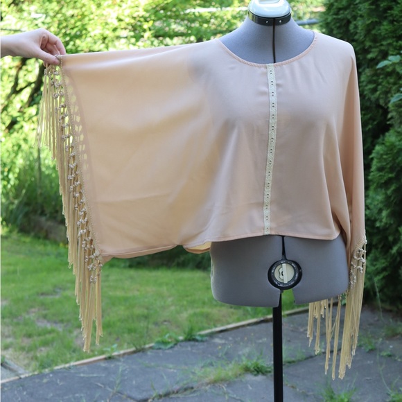 Umgee Open Back Shawl With Macrame Fringe - Picture 3 of 7